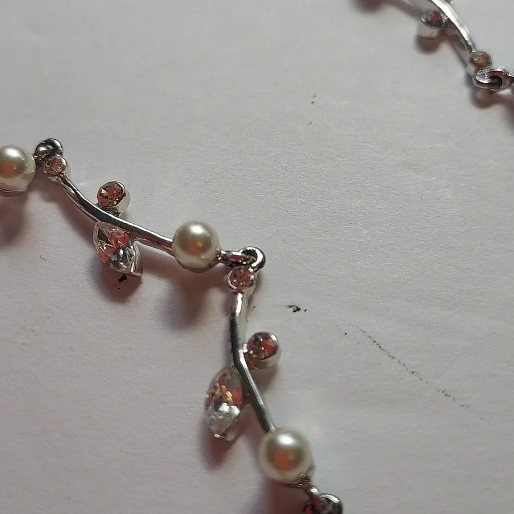Silver, Pearl, And Rhinestone Necklace leaf pattern short necklace Vintage